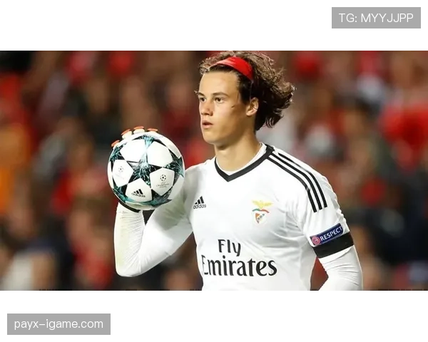 足坛新星闪耀赛场，年轻天才惊艳表现引爆媒体热议